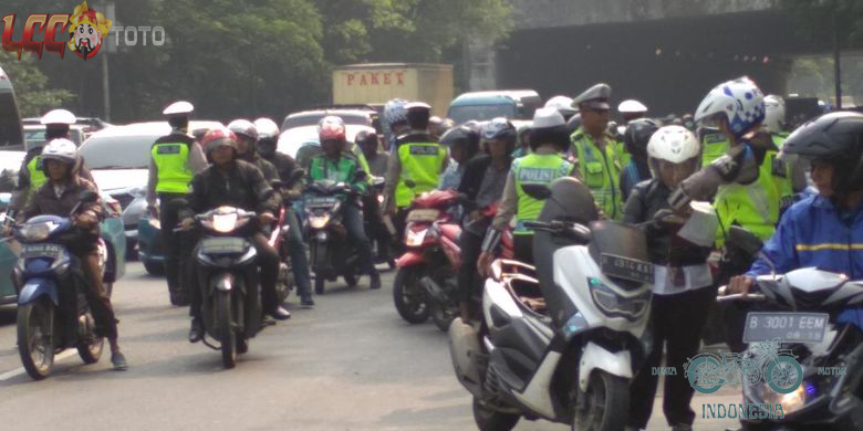 Razia yang Menggelitik: Polisi Lalu Lintas Terjebak dalam Operasi, Meski Pakai Helm dan Safety Belt Tetap Disalahkan!
